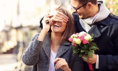 Tu l'invites au resto / tu lui offres des fleurs