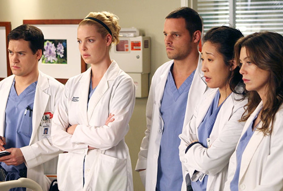 Grey’s Anatomy : Ellen Pompeo confie que le cast d’origine lui manque, « on s’amusait bcp à l’époque »