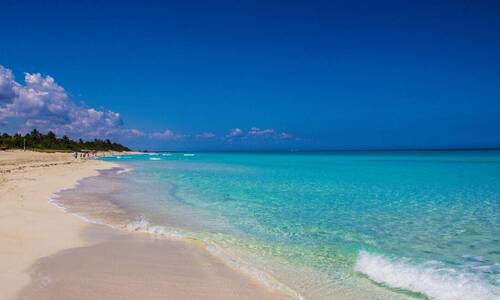 Sur une belle plage au soleil