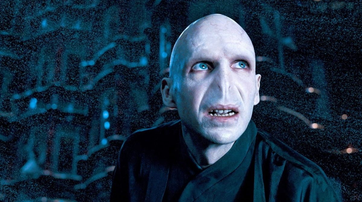 Harry Potter : Ralph Fiennes défend J.K. Rowling et juge les accusations de transphobie "dégoûtantes"