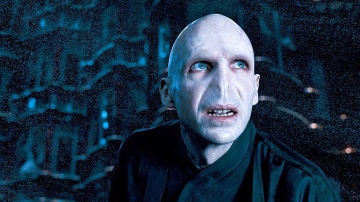 Harry Potter : Ralph Fiennes défend J.K. Rowling et juge les accusations de transphobie "dégoûtantes"
