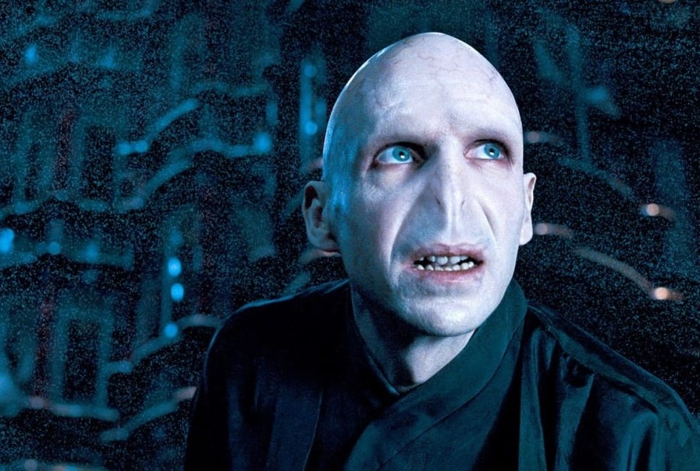 Harry Potter : Ralph Fiennes défend J.K. Rowling et juge les accusations de transphobie « dégoûtantes »