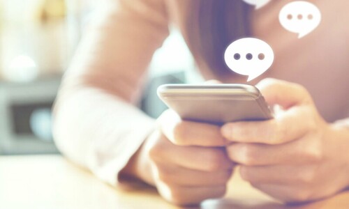 Tu lui envoies un sms
