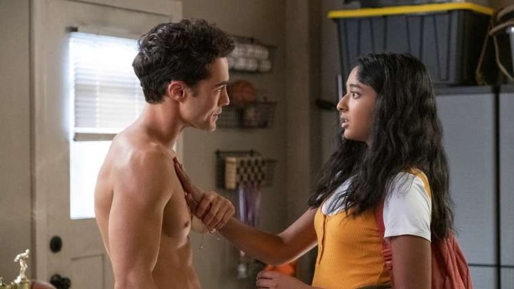 Mes Premières Fois : les fans choqués par la différence d'âge entre Darren Barnet (Paxton) et Maitreyi Ramakrishnan (Devi)