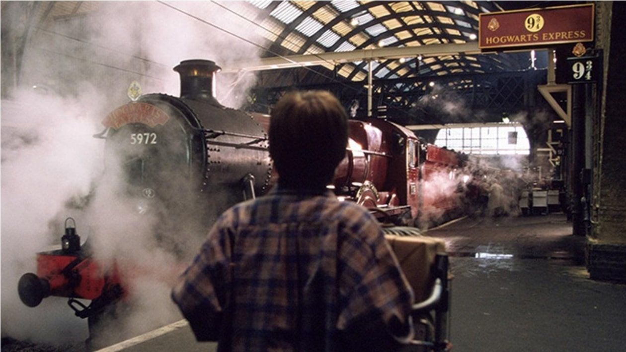 Le Poudlard Express sur le quai 9 trois quart dans Harry Potter 