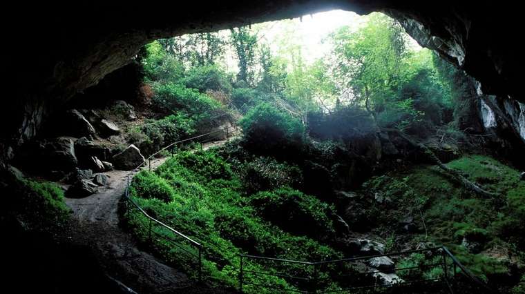 Dans une grotte