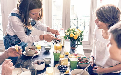 Tu prépare le petit déjeuner à ta famille 