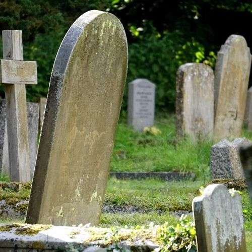 Dans un cimetière en pleine campagne