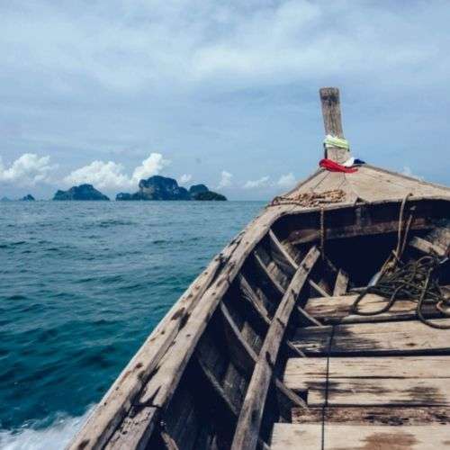 Dans un bateau abandonné au milieu de la mer