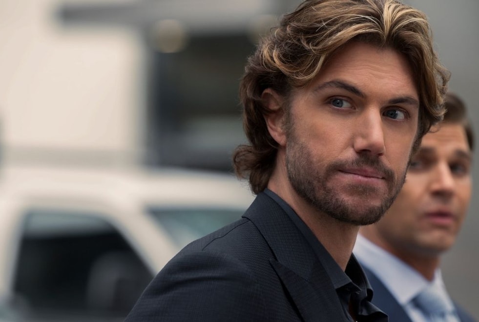 Adam Demos (Sex/Life) sera la star d’une nouvelle comédie-romantique sur Netflix