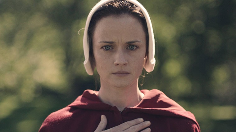 L'actrice Alexis Bledel dans la série The Handmaid's Tale.