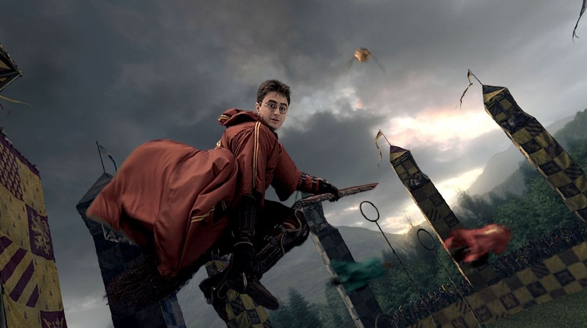 Harry Potter sur son balais pendant un match de Quidditch