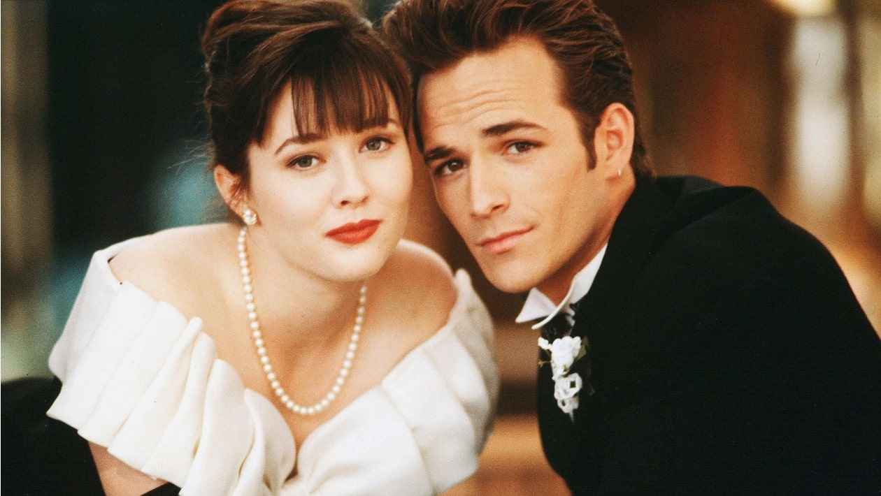 Beverly Hills 90210 : pourquoi la « première fois » de Brenda et Dylan a fait scandale à l&rsquo;époque ?