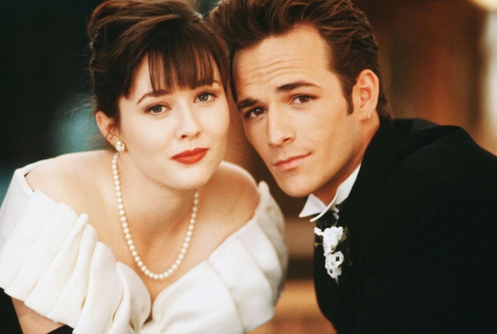 Beverly Hills 90210 : pourquoi la « première fois » de Brenda et Dylan a fait scandale à l’époque ?
