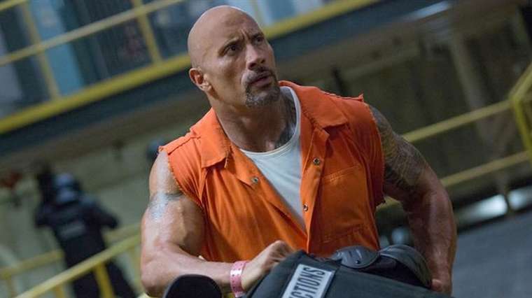 Dwayne Johnson dans son rôle de Fast and Furious qui aurait pu aussi jouer dans Charlie et la chocolaterie
