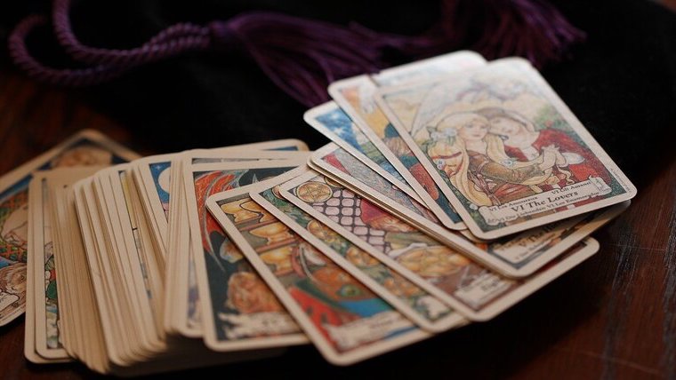 Aux cartes de tarot