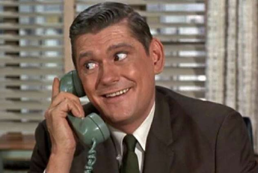 Ma Sorcière Bien-Aimée : la raison derrière l’absence de Dick York (Jean-Pierre) à la fin de la saison 4