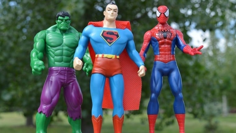 Des figurines de super-héros