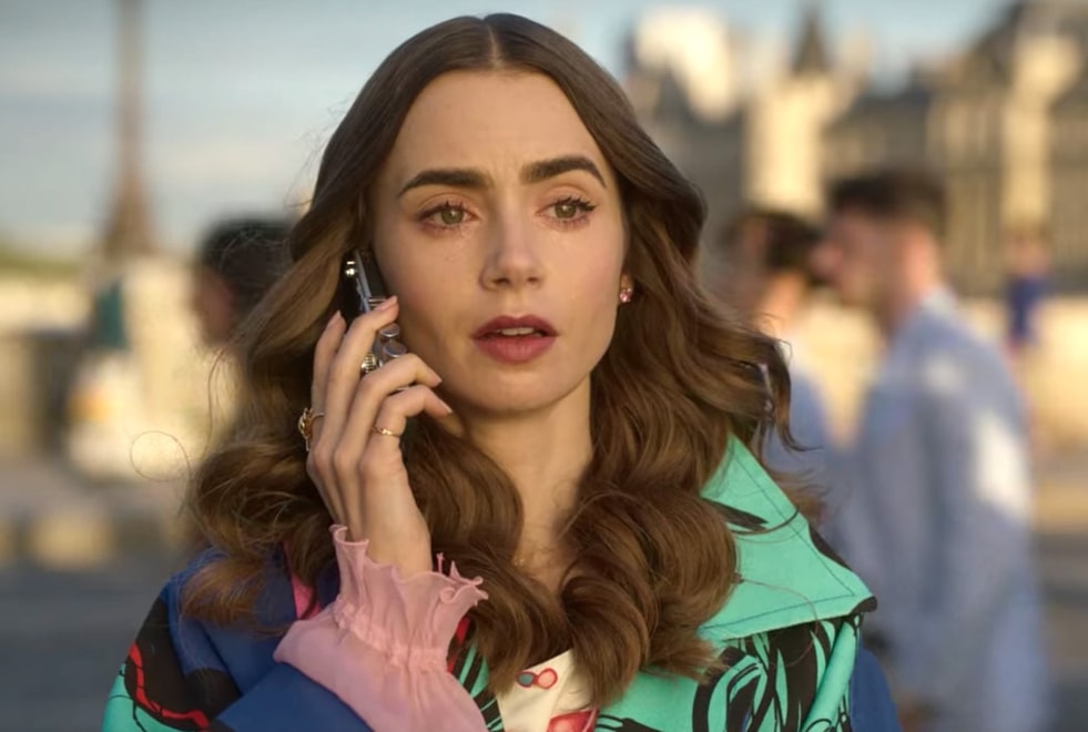 Emily in Paris : le créateur de la série explique la fin de la saison 2 et tease la saison 3
