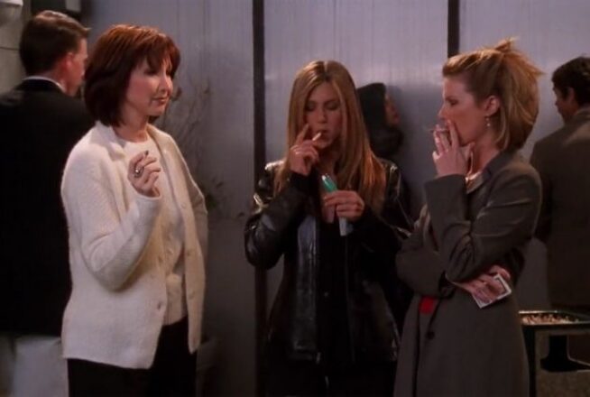 Friends : aviez-vous remarqué cette scène où Chandler vole une cigarette à Rachel ?