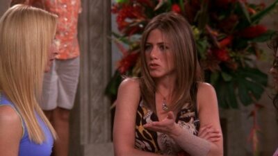 Friends : pourquoi Rachel porte-t-elle un bandage dans les épisodes à la Barbade ?