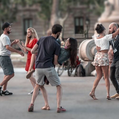 Danser avec des inconnus dans la rue 