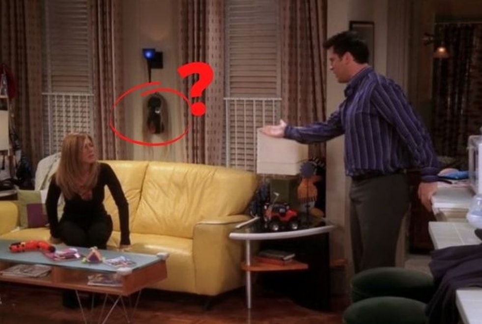 Friends : aviez-vous remarqué ces décorations étranges dans l’appartement de Chandler et Joey ?