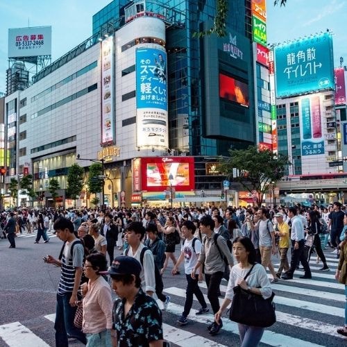 Dans les rues bondées de Tokyo 