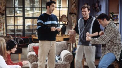 Friends : Chandler a-t-il piégé Monica et Rachel pour avoir leur appartement dans l&rsquo;épisode des paris ?