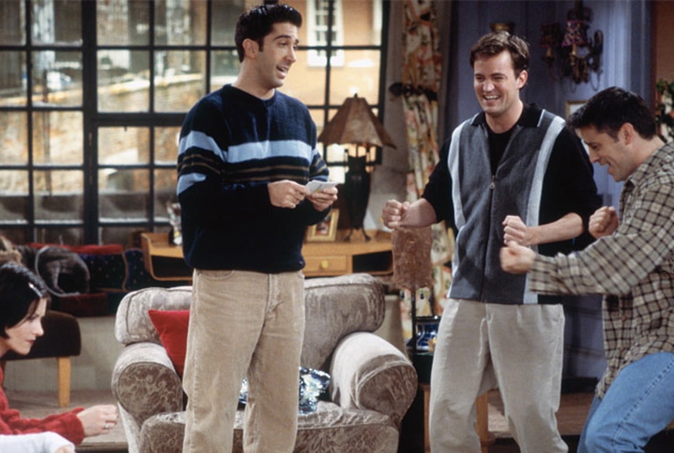 Friends : Chandler a-t-il piégé Monica et Rachel pour avoir leur appartement dans l’épisode des paris ?
