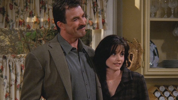 Monica et Richard dans la série Friends joué par Tom Selleck et Courteney Cox