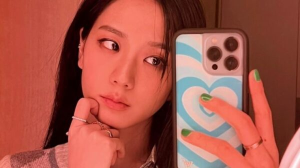 kim ji-soo jisoo selfie instagram