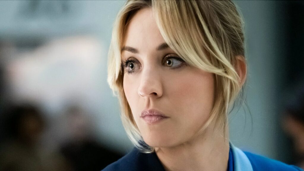 Kaley Cuoco dans la série The Flight Attendant.