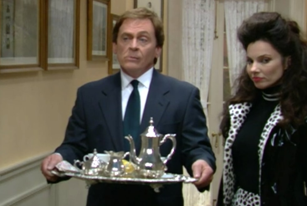 Une Nounou D’Enfer : aviez-vous remarqué que cet acteur joue 2 rôles différents dans la série ?