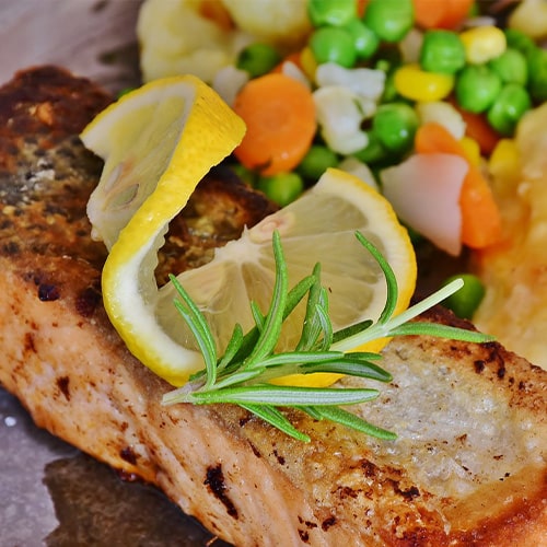 Un filet de saumon avec des légumes