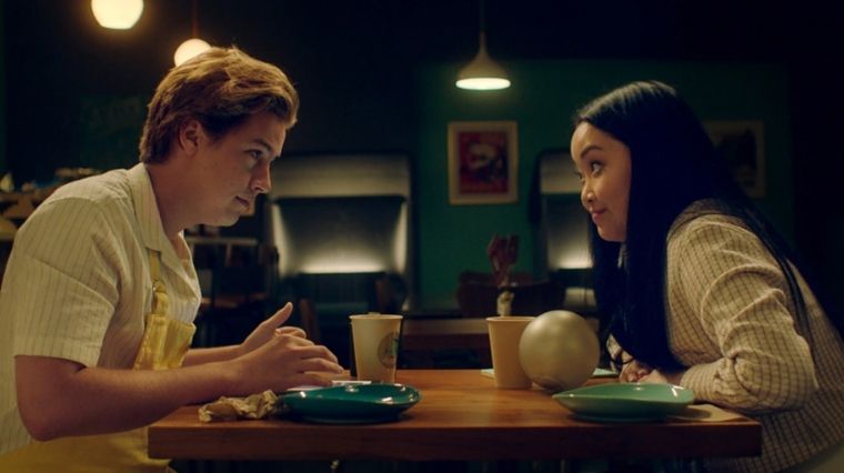 Moonshot : Cole Sprouse et Lana Condor vivent une histoire d'amour spatiale dans la bande-annonce du film signé HBO Max