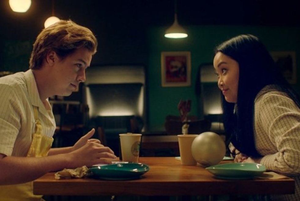 Moonshot : Cole Sprouse et Lana Condor vivent une histoire d’amour spatiale dans la bande-annonce du film signé HBO Max