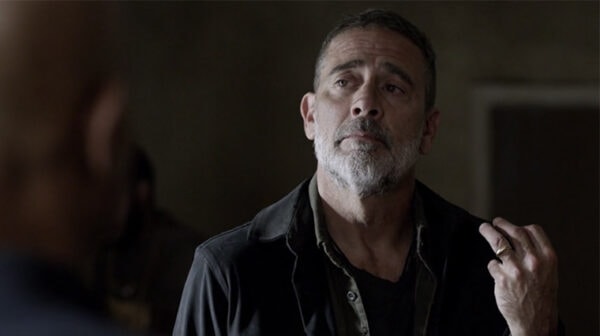 negan-the-walking-dead-bague-saison-11-episode-14-questions-betes