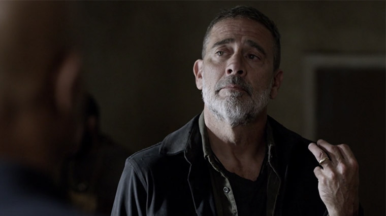 negan-the-walking-dead-bague-saison-11-episode-14-questions-betes