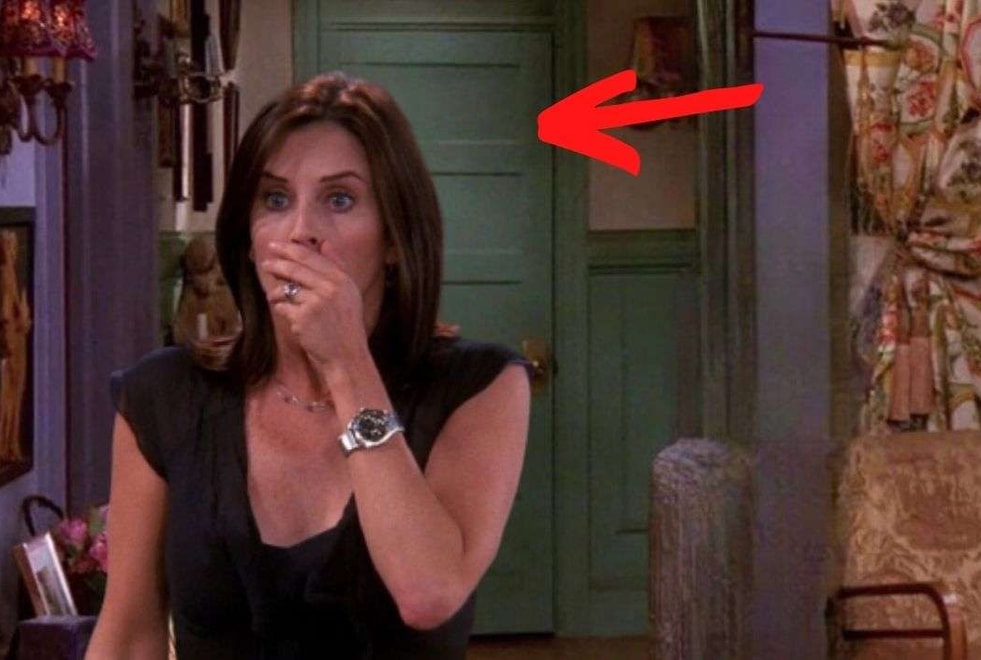 Friends : aviez-vous remarqué cette incohérence sur le placard secret de Monica ?