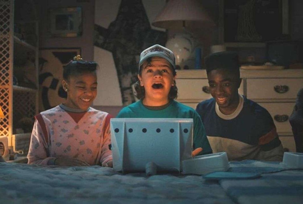 Stranger Things : les personnages dévoilent leurs nouveaux looks sur des images inédites de la saison 4