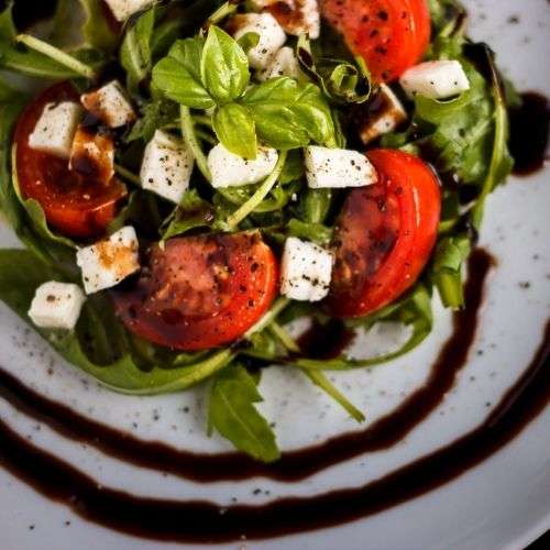 Une salade tomates/mozza