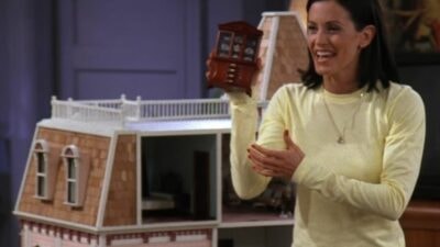 Friends : aviez-vous remarqué le fou rire de Courteney Cox dans l'épisode 20 de la saison 3 ?