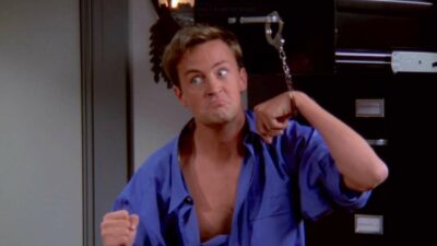 Friends : Matthew Perry a supplié les scénaristes de changer un détail sur Chandler