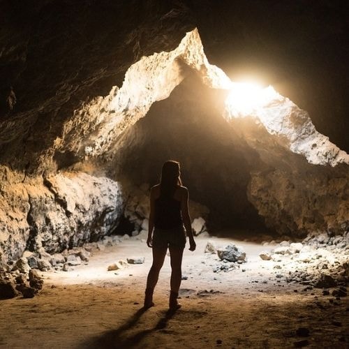 Dans une grotte isolée