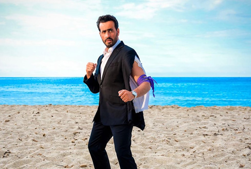 Le Flambeau : Jonathan Cohen parodie Koh-Lanta dans la bande-annonce déjantée de la saison 2 de La Flamme