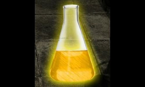 Boire un liquide non identifié de couleur jaune