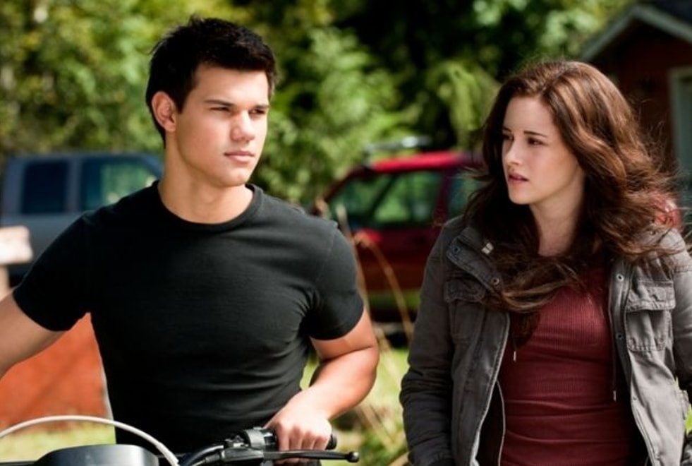 Twilight – Chapitre 3, Hésitation : pourquoi Kristen Stewart porte-t-elle une perruque dans le film ?