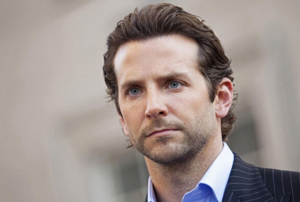 Maestro : Bradley Cooper méconnaissable dans la peau de Leonard Bernstein pour son film Netflix