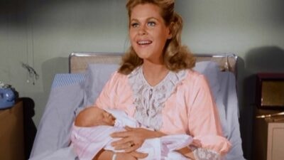 Ma sorcière bien-aimée : deux grossesses d'Elizabeth Montgomery (Samantha) ont été intégrées à l'intrigue de la série